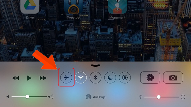 Bật chế độ máy bay để sạc nhanh hơn